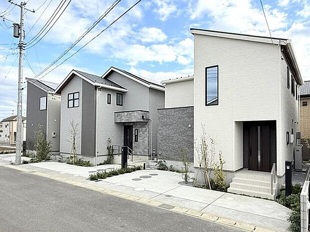 【【新街区 街並み完成】】各邸にカースペース2台分を設けてます。セカンドカーや来客用の駐車が可能ですね！
※2025年10月撮影
