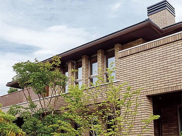 【【タイル外壁】】【タイル外壁】
タイルは住まいの外壁材にふさわしい素材で、劣化や退色することがほとんどなく美しさを保ち、歴史にも裏打ちされた耐久性を備え、環境にも優しく、メンテナンスコストの削減にも貢献します。