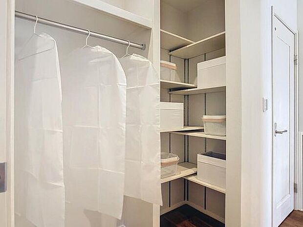 【【モデルハウス1号棟　ファミリークローク】】朝の準備がスムーズに！家族みんなの服やカバンを一ヶ所にまとめた「ファミリークローク」