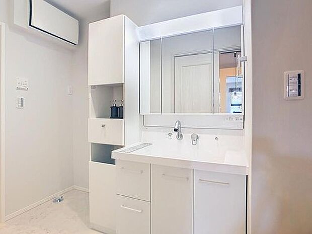 【【モデルハウス1号棟　サニタリールーム】】洗練されたデザインと実用性を兼ね備えたサニタリールーム。収納棚には「タオル」や「着替え」が置ける便利なツールです。