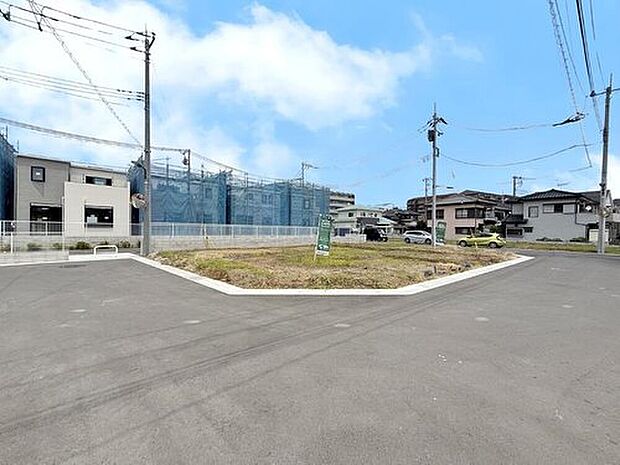 【【現地外観　前面道路】】分譲地内は交通量が少なく、子どもも安全に通れます。幅員6mとなっており、2台の車が悠々通れます。
