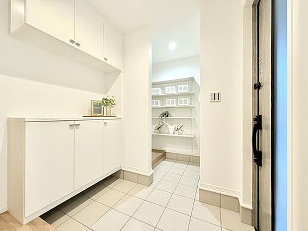 【【モデルハウス 玄関】】玄関には約50足の靴が収納できる収納棚を設置!シューズインクローゼットはホールと繋がる動線です。