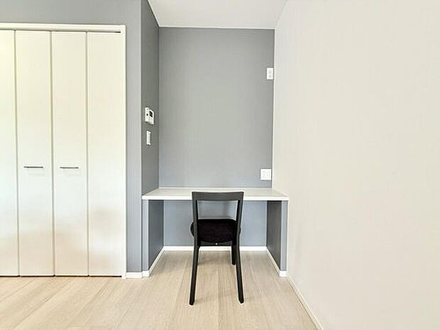【【平屋モデルハウス デスクカウンター】】ダイニングに設置されたデスクカウンターではお子さまの勉強や、PC作業が可能です。
※画像は販売済みモデルハウスです