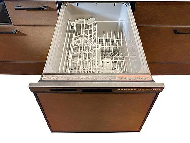 【【食器洗浄乾燥機】】食事の後片付けをサポートしてくれるビルトインタイプの食器洗浄乾燥機が標準装備。家事の時間短縮になるだけでなく、手洗いに比べて大幅に節水できる省エネタイプを採用しています。