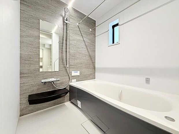 【【現地モデルハウス 浴室】】浴室には「保温浴槽」を採用して、長時間温かいお湯張りが可能です。追い焚き回数が減るので節電にもなります。