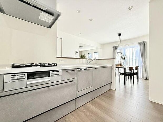 【【モデルハウス1号棟　キッチン】】ダイニングとキッチンを隣に配置したプランなので、食事をしながら会話が楽しめる新生活が実現します。
※2025年11月撮影