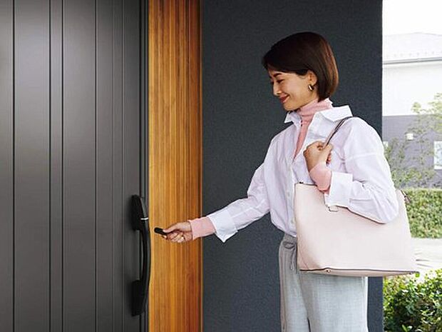 【【ピタットキー(電気錠)】】タグキーをハンドルに近づけるだけでサッと施解錠できるスマートキー！ 面倒な鍵の操作を省いてスマートに出入りができ、 非接触型なのでハンドルに当てなくても近づけるだけで操作が可能です。