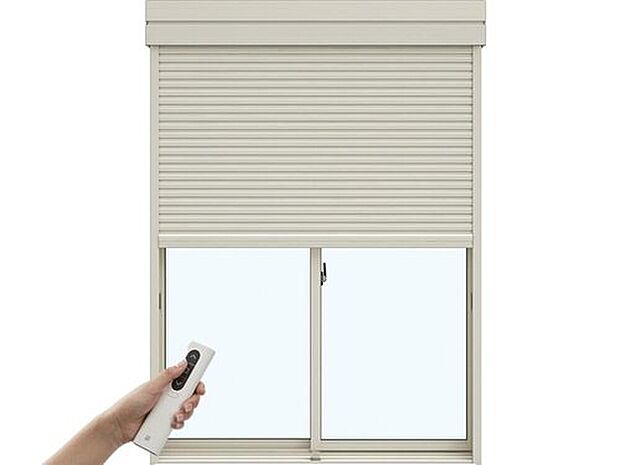 【【リモコン付き電動シャッター】】リモコン1つで簡単に操作。テレビやエアコンのリモコンのように、シンプルなワンタッチ操作で、毎日の開け閉めを操作できます。