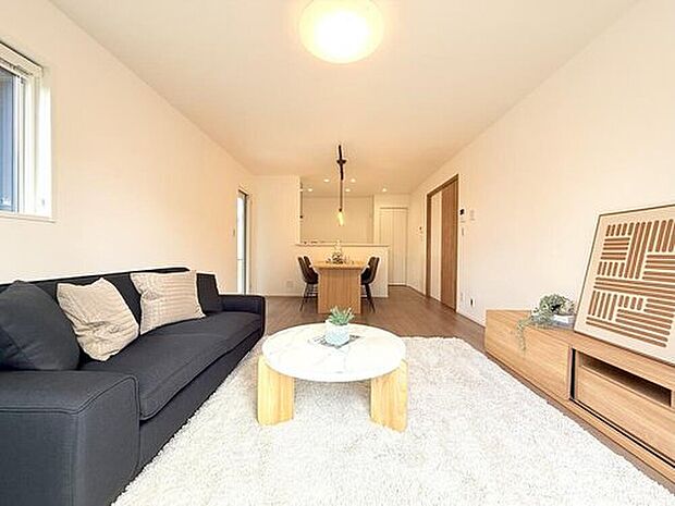 【【現地モデルハウス14号棟 LDK】】ダイニングとリビングの間はストレートに抜けているので、どこに居ても家族を身近に感じられます。