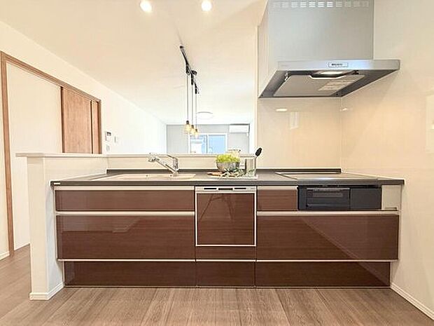 【【現地モデルハウス14号棟 キッチン】】食事の後片付けをサポートしてくれるビルトインタイプの食器洗浄乾燥機を標準装備しました。