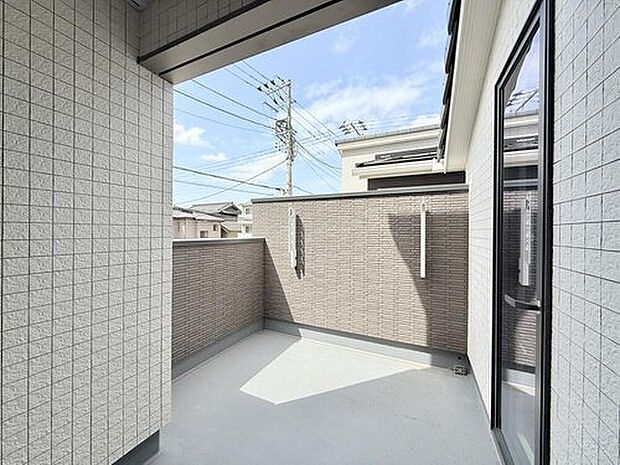 【【11号棟　バルコニー】】屋根付きバルコニーは奥行空間を利用して、たくさんの洗濯物が干せます！急な雨にも濡れにくいバルコニーですね！