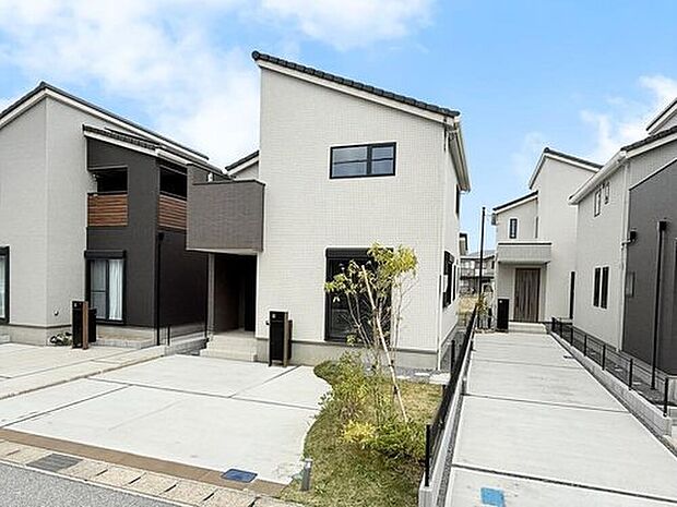 【【11号棟　外観】】2台分の駐車スペースとガーデンコーナーがプランニングされた新築分譲住宅です。