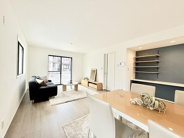 【【11号棟　リビング】】自然な採光がたくさん入るよう、窓など開口部をたくさん設けて、良好な陽あたり特性を活かしたプランが出来上がりました！