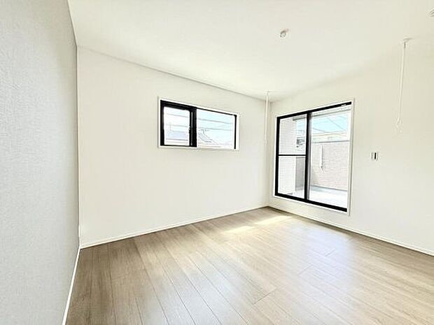 【【11号棟　主寝室】】広さ7.7帖の居室空間に加えて、2.2帖の広々したウォークインクローゼットを備えた空間です。