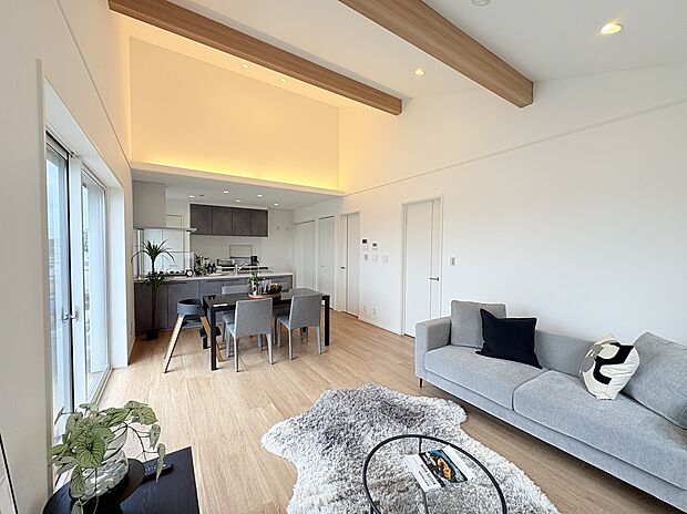 【【モデルハウス LDK】】平屋プランのリビングは勾配天井となっており、開放的な空間プラントなっております。
※販売済みモデルハウス