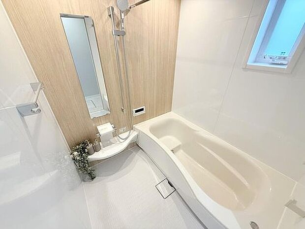 【【当社施工モデルハウス バスルーム】】浴室には「保温浴槽」を採用して、長時間温かいお湯張りが可能です。追い焚き回数が減るので節電にもなります。
※画像は当社施工例のため実際とは異なります