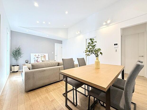 【【当社施工モデルハウス LDK】】リビング・ダイニングは家族が集まる中心!毎日の憩いの場となります。
※画像は当社施工例のため実際とは異なります