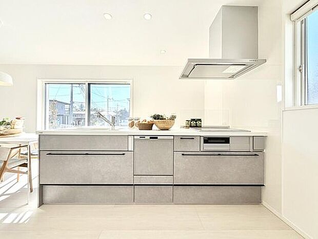 【【現地モデルハウス1号棟 キッチン】】食器洗浄乾燥機を内蔵して、家事ラク設備を採用したシステムキッチンです。
※2026年1月撮影