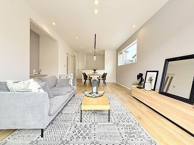 【最終期　モデルハウス　7号棟】
リビングを中心にフロア全体が見渡しやすく、家族を身近に感じられる設計プランです。
※2025年10月撮影