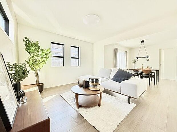 【モデルハウス1号棟　LDK】
LDKは18.0～20.0帖と広々した空間になります。この広さはマンションでは叶わない、戸建て住まいならではの魅力です。
※2025年11月撮影