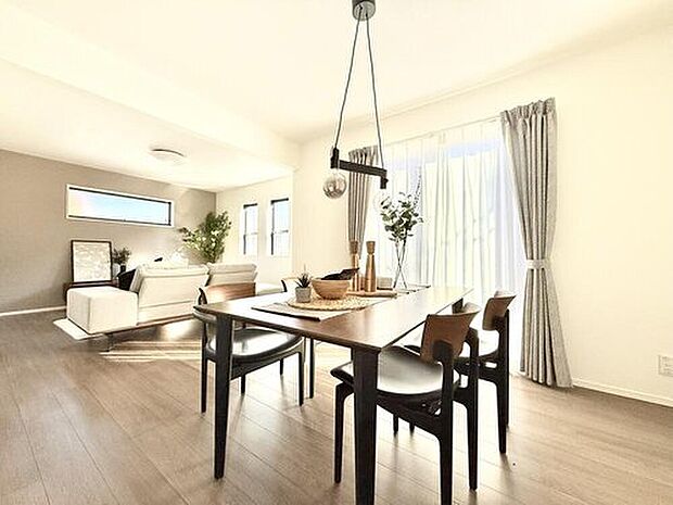 【モデルハウス1号棟　ダイニング】
ダイニングを中心にフロア全体が見渡しやすく、家族を身近に感じられる設計プランです。
※画像は当社施工例のため実際とは異なります
※2025年11月撮影