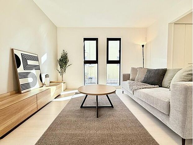 【モデルハウス2号棟　リビング】
南面サッシから陽が差し込むリビング。いつも明るい空間で毎日家族と過ごすことができます。
※2025年11月撮影