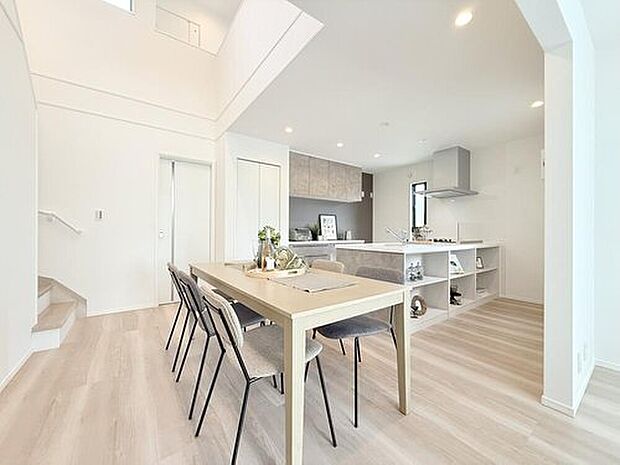 【モデルハウス3号棟　ダイニングキッチン】
料理をしながらでも家族と会話が弾む、居心地の良いダイニングキッチン。
※2025年10月撮影