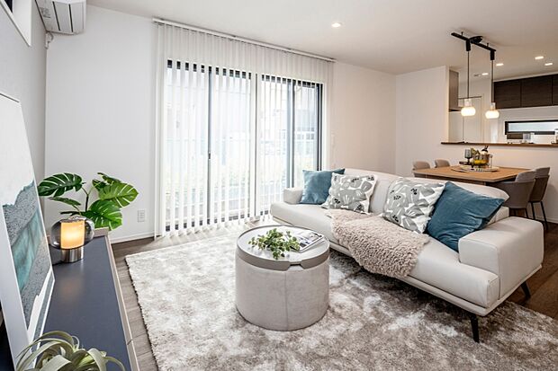 【【モデルハウス　LDK】】角地だからこその窓サイズで陽もたっぷり差し込みます。
※2025年6月撮影