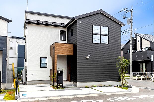 【【モデルハウス　1号棟】】ファミリーカーだけでなく、セカンドカーや来客駐車場にも利用できる2台分の駐車スペースを確保
※2025年6月撮影