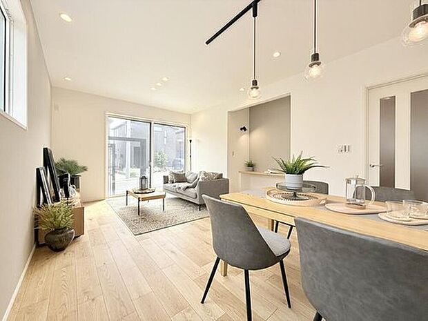 【【最終期　モデルハウス　7号棟】】リビングとダイニングは一体感を維持して、1日中家族との会話が絶えない空間が生まれます。
※2025年10月撮影