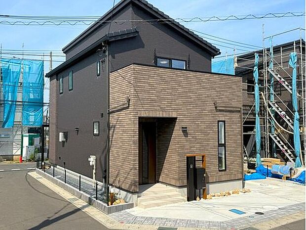 【【モデルハウス9号棟　外観】】三方角地のモデルハウスがついにOPEN！
実際の陽当たりも確認できます。
※2025年7月撮影