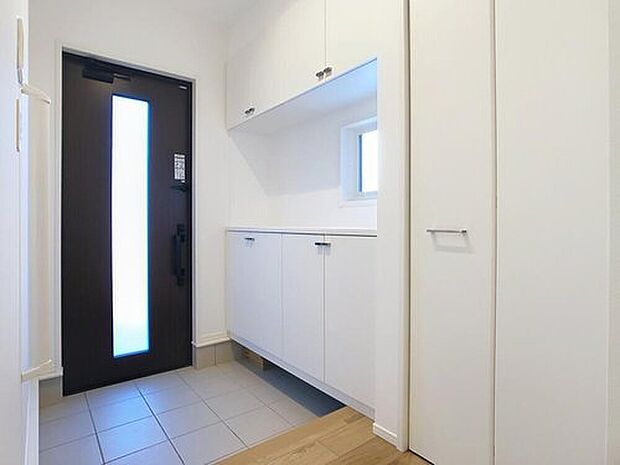 【【当社施工モデルハウス　玄関】】玄関には約50足の靴が収納できる収納棚を設置！靴だけでなく日用品など小物の収納ができて便利です。
※画像は当社施工例例のため実際とは異なります