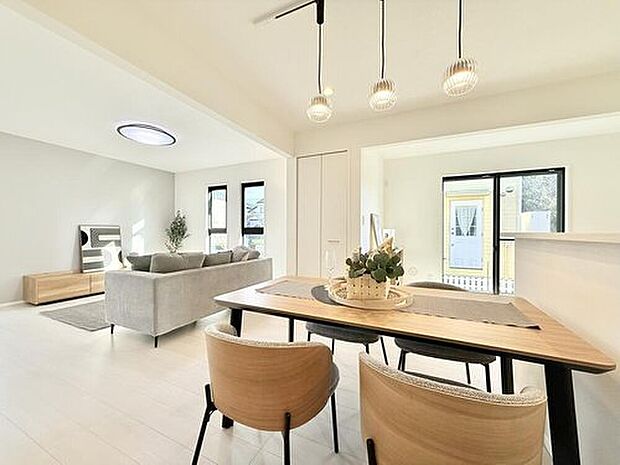 【【モデルハウス2号棟　ダイニング】】リビングからダイニングキッチンまで一体感あるプランを採用することで、家族の会話が弾みやすい空間を提供します。
※2025年11月撮影