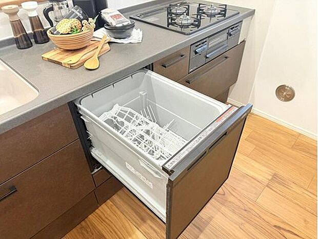 【【モデルハウス8号棟　食器洗浄乾燥機】】食事の後片付けをサポートしてくれるビルトインタイプの食器洗浄乾燥機が標準装備。手洗いに比べて大幅に節水できる省エネタイプを採用しました。
※2025年10月撮影