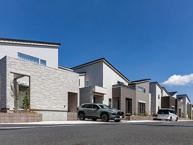 【【南流山グランパーク　街並み】】外観はタイルによる凹凸のある立体的なデザインに。洗練されたシンプルモダンな外観に仕上げました。
※2025年4月撮影