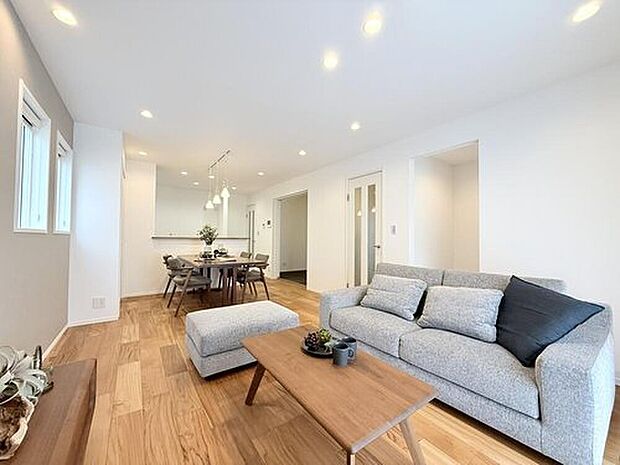 【【モデルハウス8号棟　LDK】】17.6帖のLDKはダイニングを中心にリビング・キッチンどちらにも開けているので、家族を身近に感じられるプランです。
※2025年10月撮影