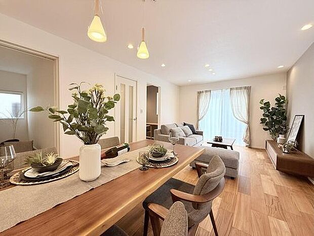 【【モデルハウス8号棟　ダイニング】】ダイニングを中心にフロア全体が見渡しやすく、家族を身近に感じられる設計プランです。
※2025年10月撮影