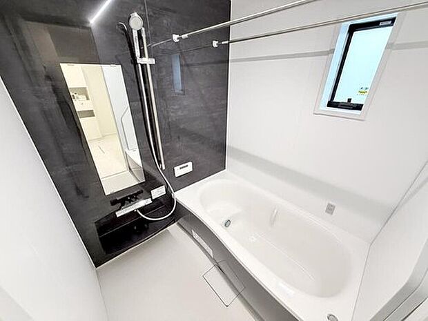 【【モデルハウス3号棟　浴室】】浴室には「保温浴槽」を採用して、長時間温かいお湯張りが可能です。追い焚き回数が減るので節電にもなります。
※2025年10月撮影