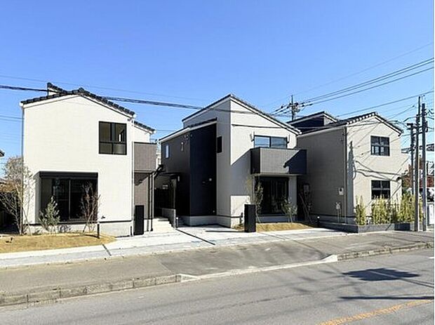 【【現地街並み】】タイルは住まいの外壁材にふさわしい素材で、劣化や退色することがほとんどなく美しさを保ち、メンテナンスコストの削減に貢献します。
※2025年11月撮影