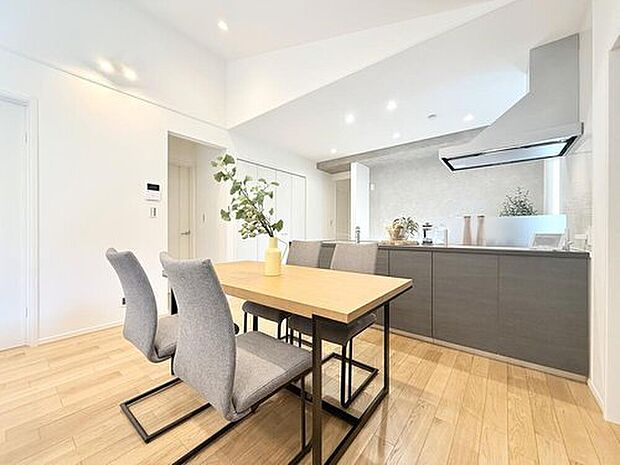 【当社施工モデルハウス ダイニング】
家族と会話が楽しめるダイニングキッチン。
※画像は当社施工例のため実際とは異なります