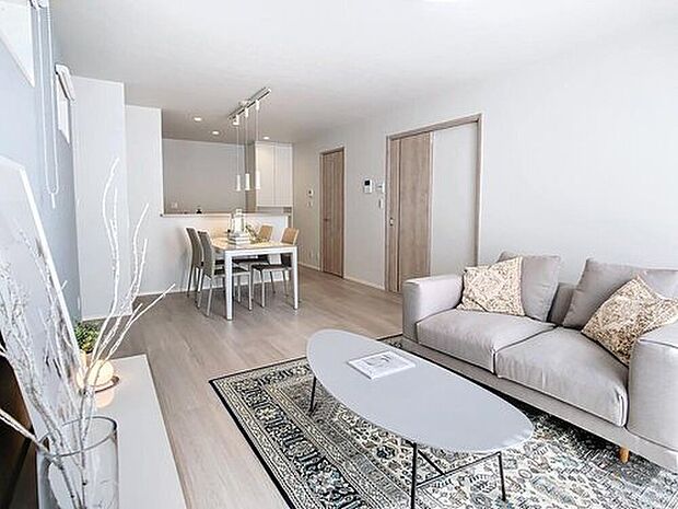 【【茂原町保モデルハウス　リビング】】ダイニングとリビングの間はストレートに抜けています。