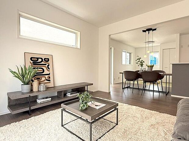 【【モデルハウス LDK】】リビングからダイニングキッチンまで見渡せる居室空間となりますので、いつでも家族を身近に感じられます。
※2025年6月撮影