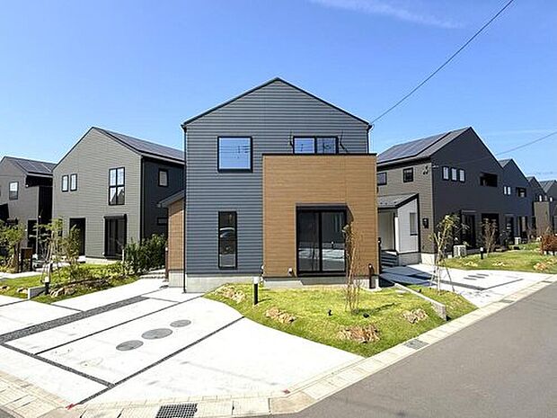 【街並み】
最大3台の駐車スペースを設けました！
セカンドカーや来客用駐車場などに使用できます。
※2025年8月撮影