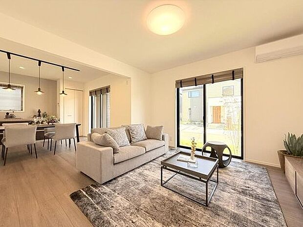 【現地モデルハウス】
南側からの陽あたりが良いリビングです。4～5人家族でもゆとりをもってお過ごし頂く事が可能です。
※2025年8月撮影
※画像は販売済住戸です