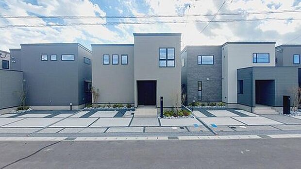 【第一期全棟完成】
全棟太陽光パネル搭載、駐車場3台可。
1棟1棟の間取りも異なりますので、是非現地にてご確認下さい。
※2025年11月撮影