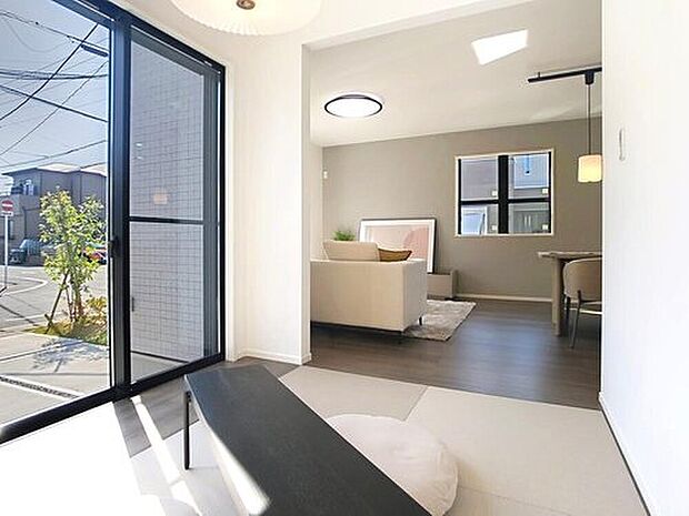 【モデルハウス　タタミコーナー】
タタミコーナーは陽あたり良好なので、日向ぼっこ感覚で子どもと一緒にお昼寝ができるスペースです。
※2025年5月撮影
※販売済モデルハウス