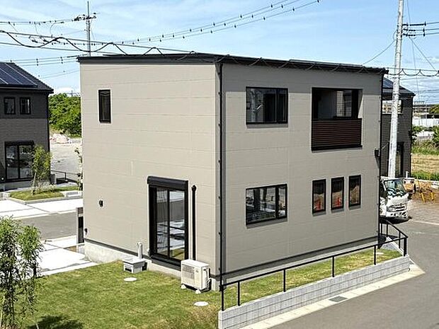 【【モデルハウス13号棟 外観】】「クラフトキューブ」デザインの新モデルハウスが完成!3面角地の好条件な立地の住戸となります。
※2025年5月撮影