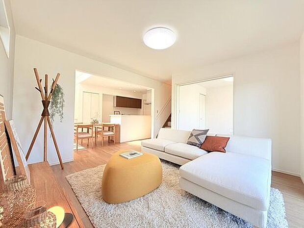 【【現地モデルハウス】】南面サッシから陽が差し込むリビング。いつも明るい空間で毎日家族と過ごすことができます。
※2025年8月撮影※画像は販売済住戸です