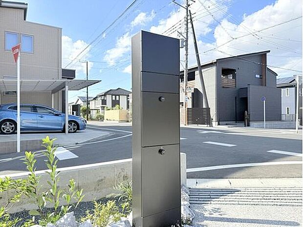 【【モデルハウス1号棟 エントランス】】宅配ボックス付きの門柱が設置され、ご不在時でも荷物が受け取れる設備を用意しています。
※2025年9月撮影
