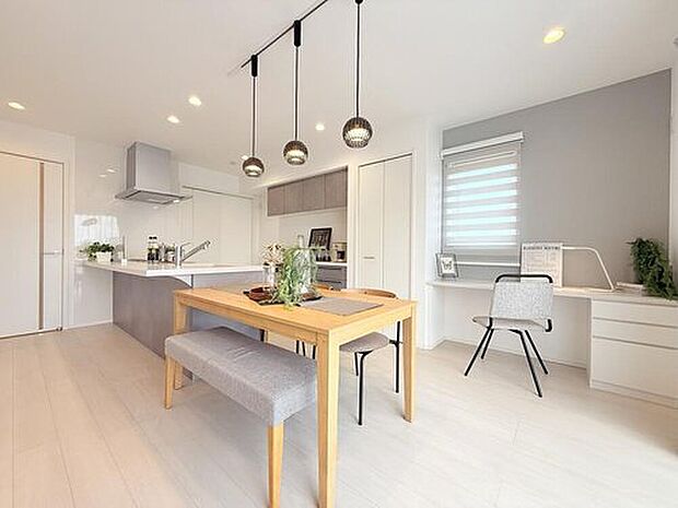 【【モデルハウス1号棟 ダイニングキッチン】】ダイニングとキッチンを隣に配置したプランなので、食事をしながら会話が楽しめる新生活が実現します。
※2025年9月撮影